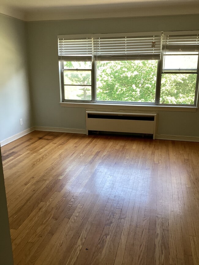 Living room - 15127 Lake Ave