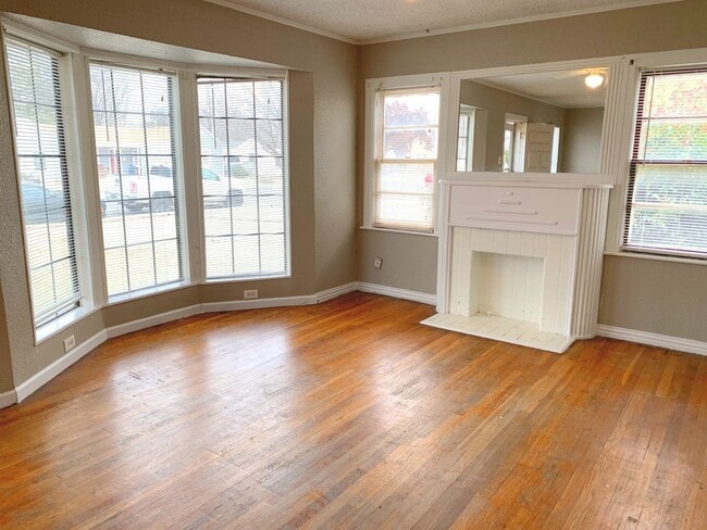 Building Photo - 3 bed 2 bath July Move In - Pre-Leasing