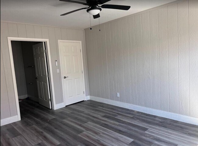 Building Photo - 219 Spanish Oak St, unit b