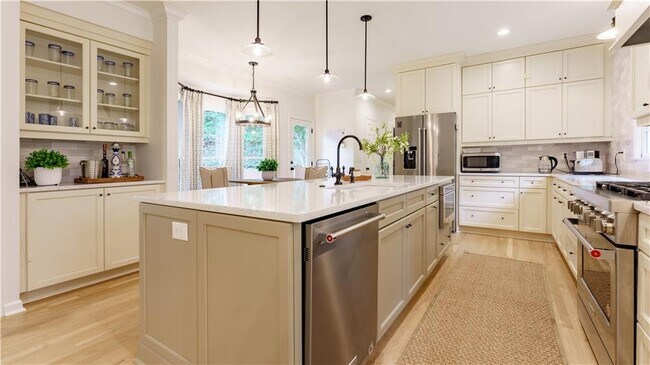 Building Photo - 3590 Cloudland Dr NW