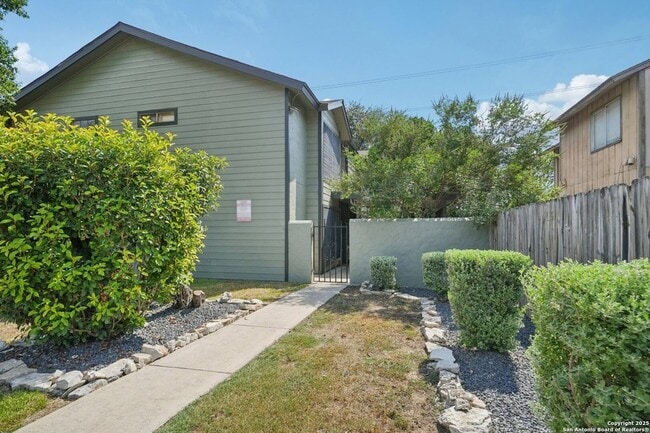 Building Photo - 10609 Starcrest Dr