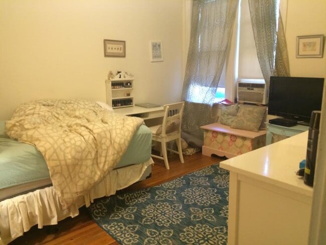 Building Photo - bedroom in Boston MA 02135