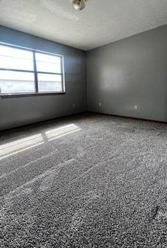 Building Photo - DUPLEX! 2 Bedroom 2 bathroom!