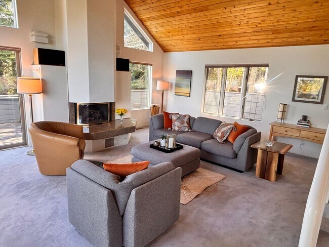 Foto del edificio - Ski Lease Available - Mountain Masterpiece with Panoramic Lake & Mtn Views