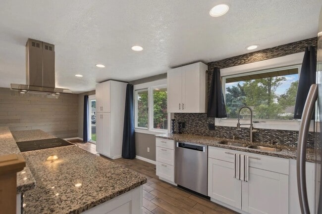 Building Photo - Spacious 5-Bedroom Home in Coveted Mead Sc...