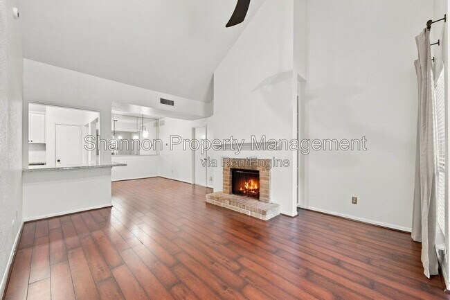 Building Photo - 2100 Tanglewilde St