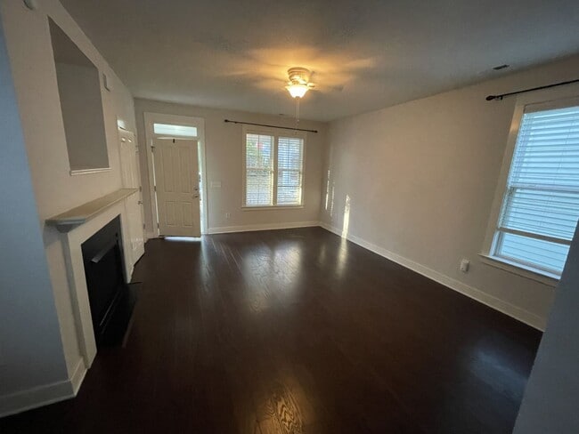 Building Photo - 3 bedroom 3.5 bathroom Detached house with...