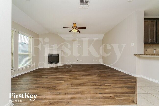 Foto del edificio - 3129 Hollow Branch Dr