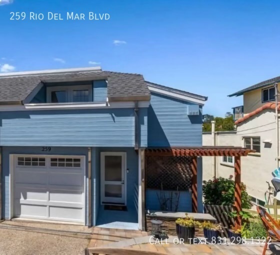 Foto principal - 3 bed 2 bath coastal living with this stun...