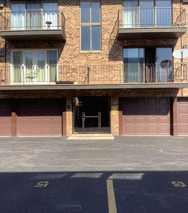 Building Photo - 10411 Mason Ave