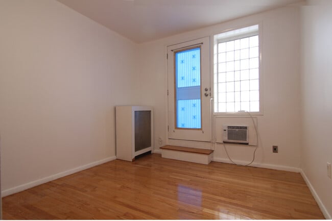 Building Photo - 10513 Metropolitan Ave