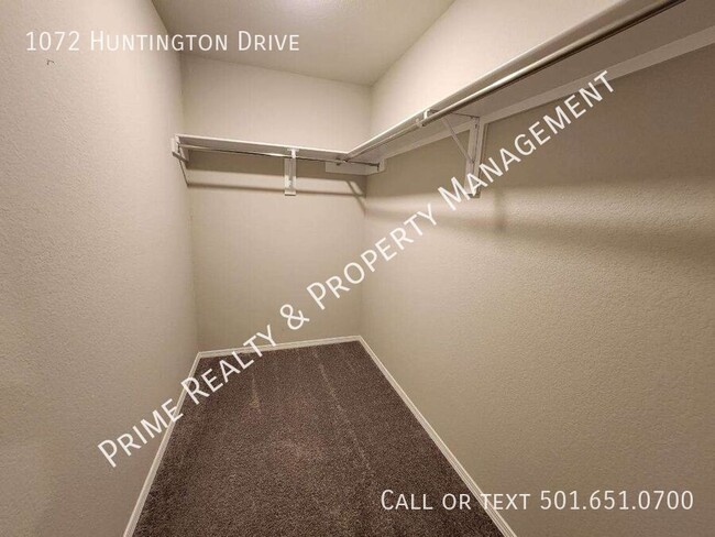 Building Photo - 1072 Huntington Dr