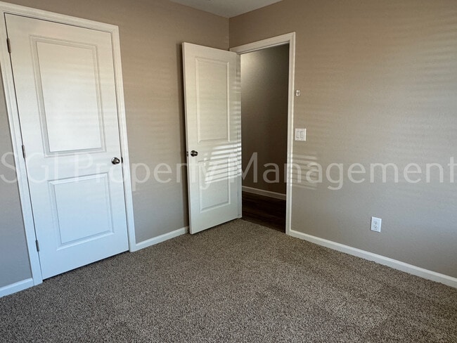 Foto del edificio - 327 Impala Ct