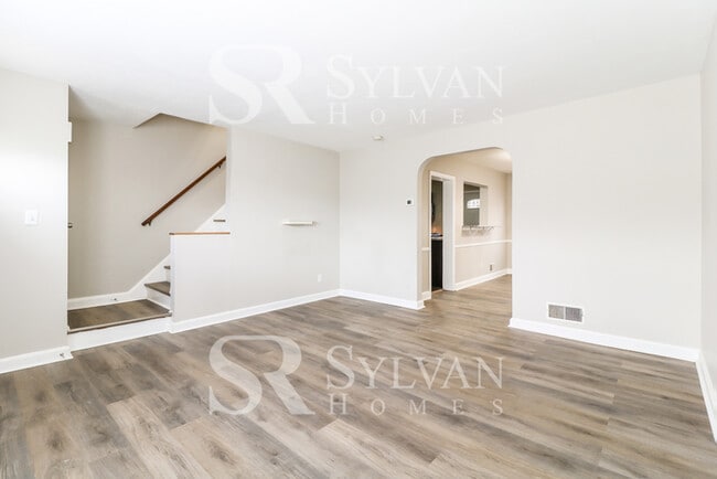 Building Photo - Remarkable Value. Unbeatable Location!