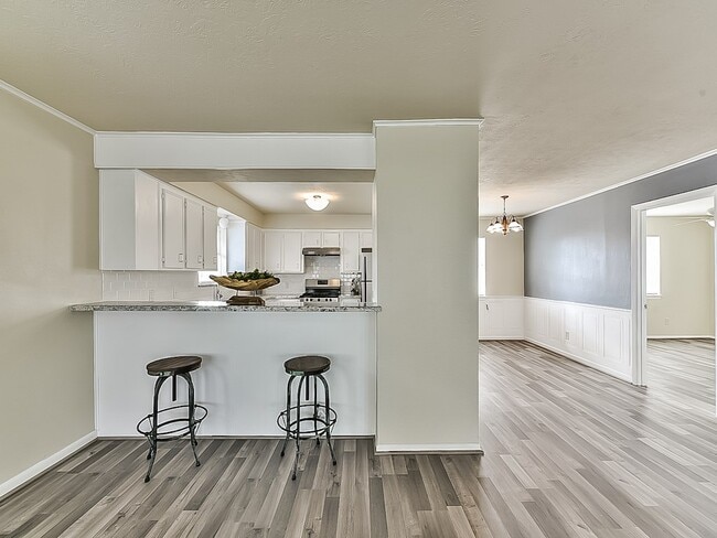 Building Photo - 900 Bonita Dr