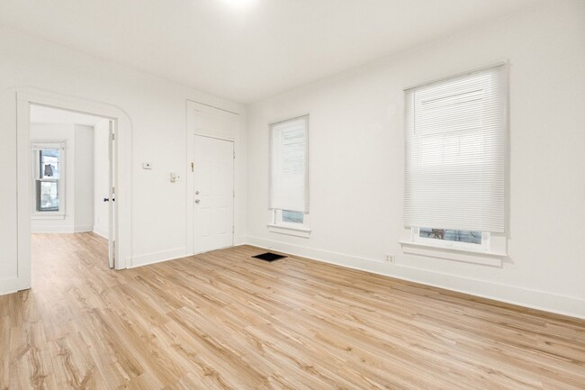 Building Photo - New 3 bedroom listing! RENT SPECIAL HALF O...