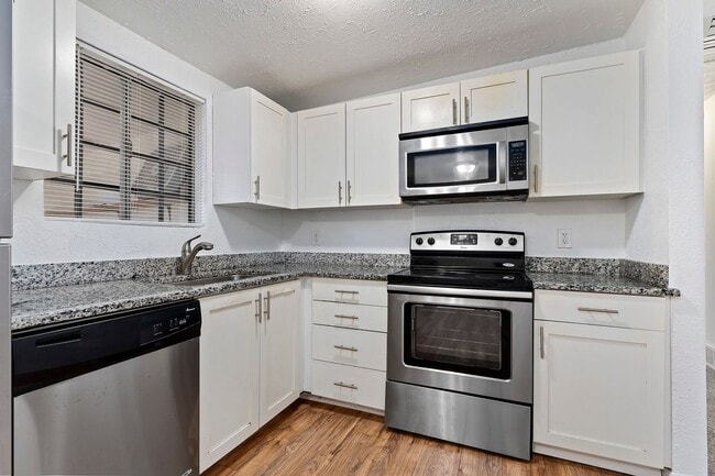 Building Photo - Updated 6 bedroom home is a must see!!
