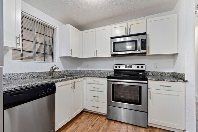 Foto del edificio - Updated 6 bedroom home is a must see!!