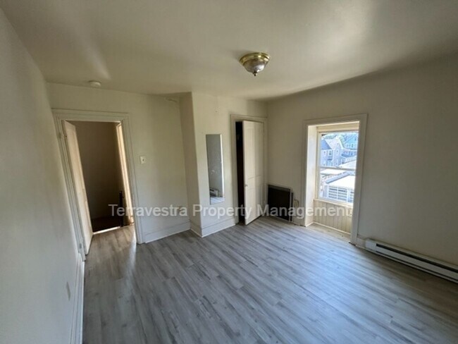 Building Photo - Price lowered! Rare find! 5 Bedroom 1.5 Ba...