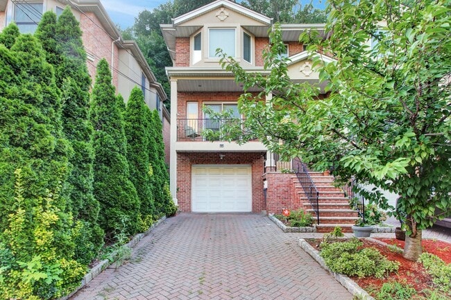 Photo - 176 Undercliff Ave Townhome