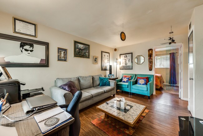 Foto del edificio - 5825 Reiger Ave