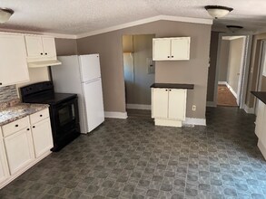 Building Photo - 33 Village Ct