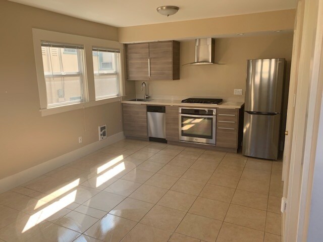 full kitchen with modern appliances - 1074A 45th St