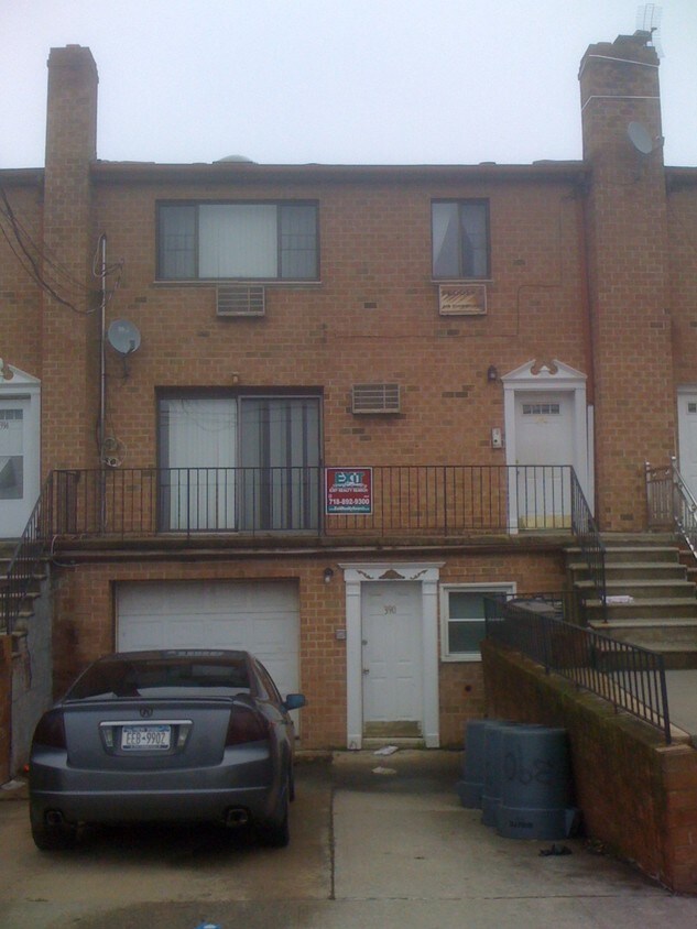 Foto principal - 394 Balcom Ave