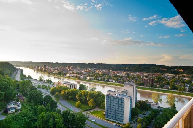 Foto del edificio - 1800 Roundhill Rd