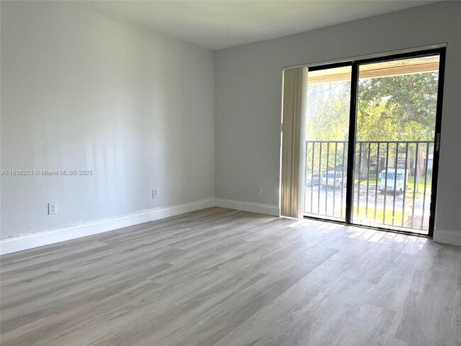 Foto del edificio - 5855 Washington St