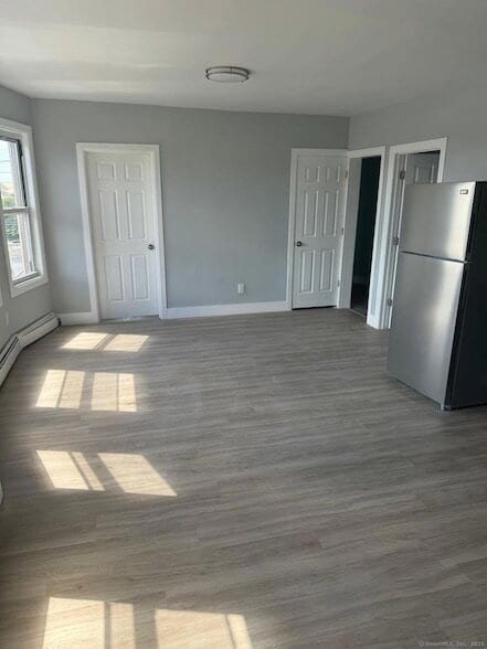 Foto del edificio - 651 Barnum Ave