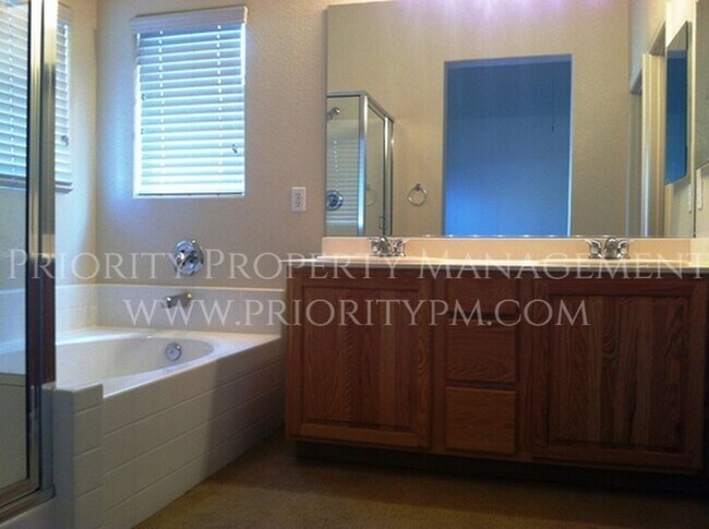 Foto del edificio - COMING SOON~~3 Bed ~ 2 Bath ~ 1600+ sq ft Single Story!