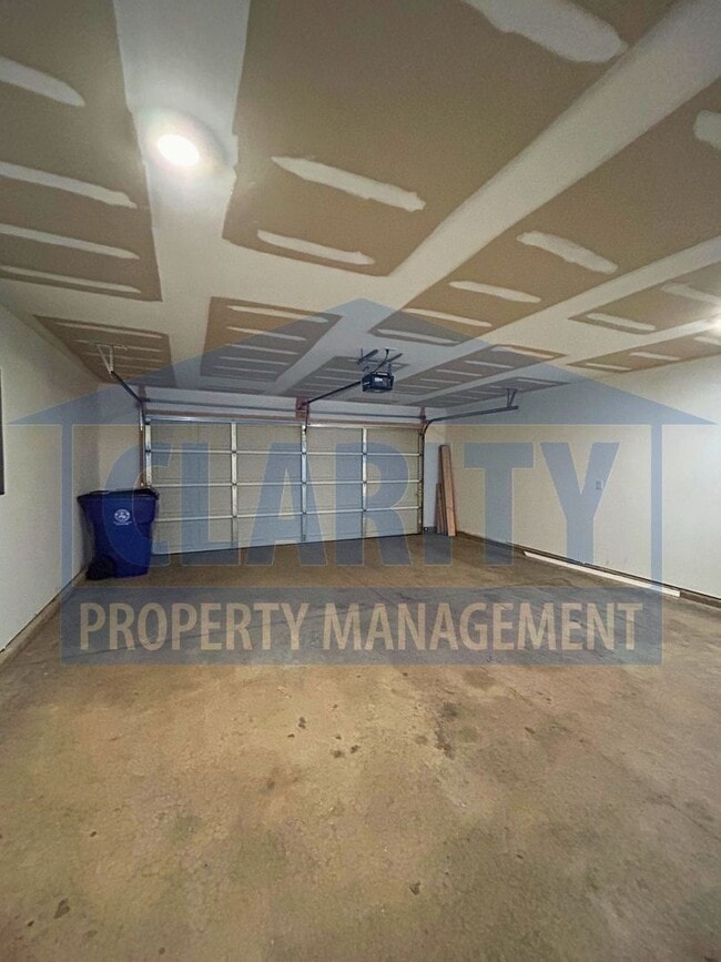 Building Photo - Four-bedroom home in a spacious cul-de-sac lot!