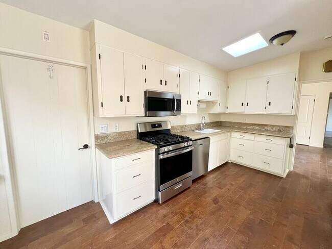 Foto del edificio - 3 Bedroom/2 Bathroom in Clairemont Located on a cul-de-sac with beautiful views of Mt. Soledad