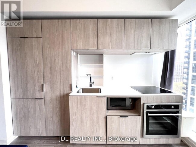 Building Photo - 77 Shuter St