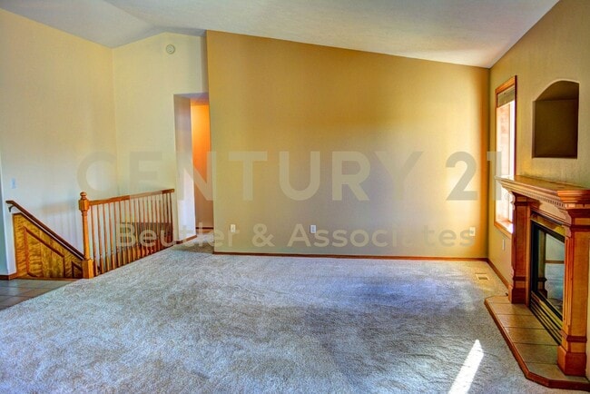 Building Photo - Beautiful Private Community Rancher
