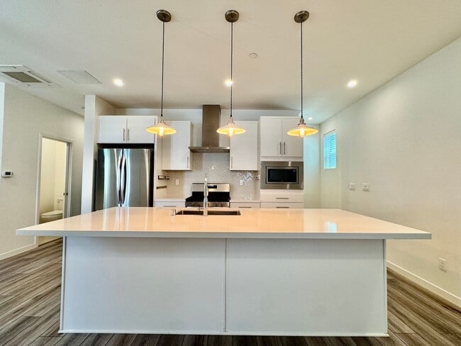 Building Photo - NEWER 2 BED, 2.5. BATH TOWNHOME IN BROADWAY AREA OF SACRAMENTO
