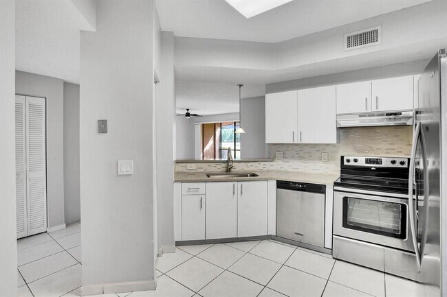 Foto del edificio - 401 SW 158th Ter