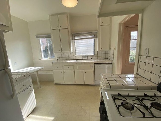 Foto del edificio - LARGE Spanish Style 4-plex WeHo Adjacent