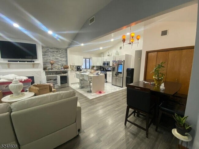 Building Photo - 157 Garibaldi Ave