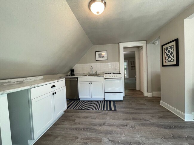 Building Photo - 938 E Dayton St