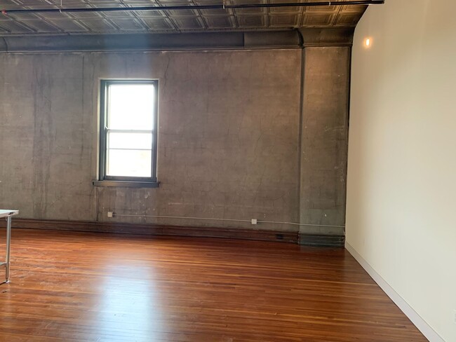 Building Photo - One Bedroom Newport Loft