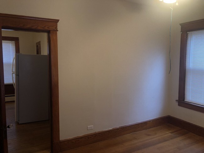 Building Photo - 163 Roberts St