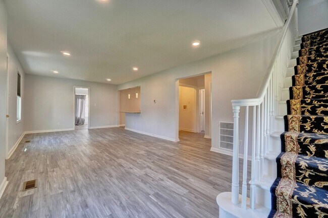 Building Photo - SIMONSDALE