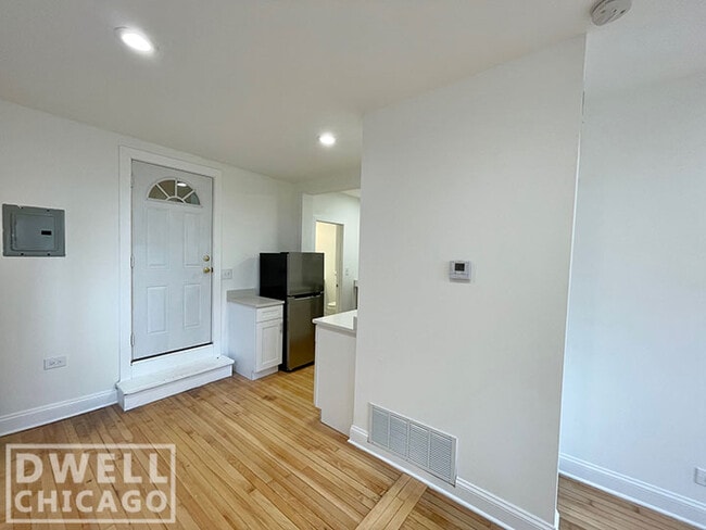 Building Photo - 1851 W Dickens Ave