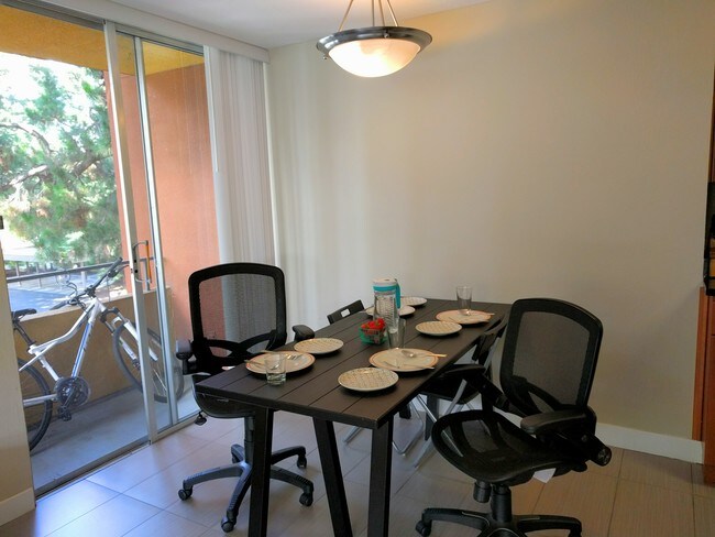 Foto del edificio - 711 Continental Cir