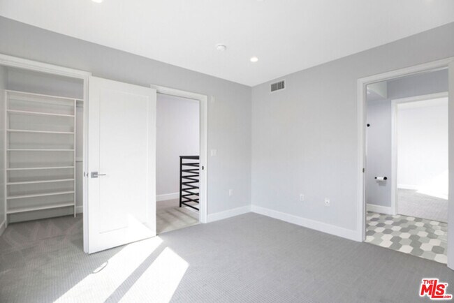 Foto del edificio - 6032 Romaine St