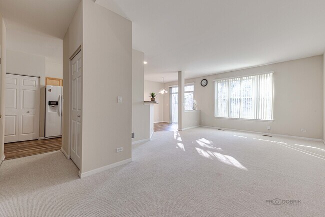 Foto del edificio - 348 Pine Lake Cir