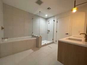 Building Photo - Flora RiNo