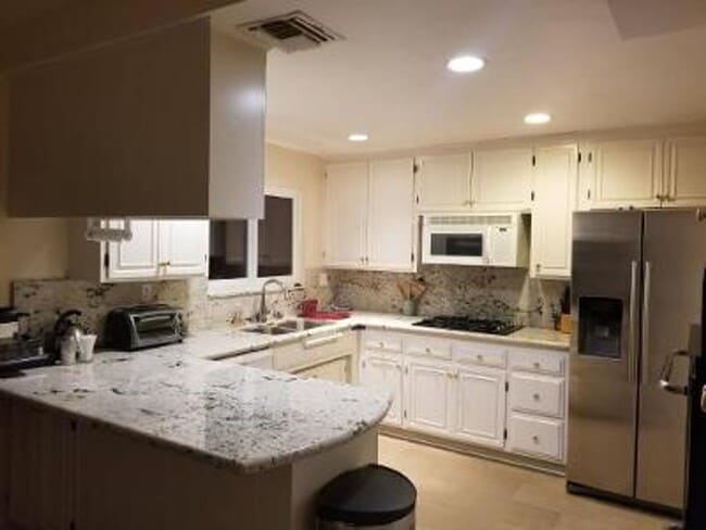 Building Photo - 10996 Wellworth Ave